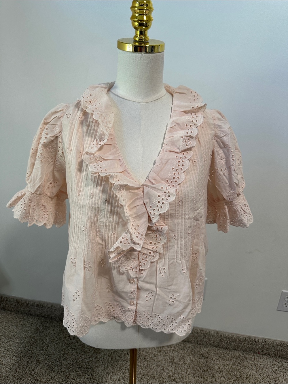 🌴 NWT Ultra Pink Eyelet Blouse